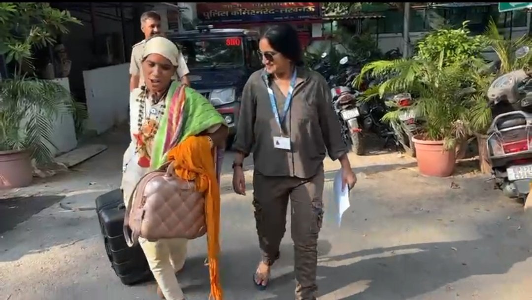 iamvershaverma's tweet image. एक कोशिश ऐसी भी...
* आंखों में चमक
* अच्छी घर की दिखने वाली महंगा वैनिटी बाग महंगा लगेज
* ब्रांडेड बूट्स
* दोनों हाथों में ढेर सारी ब्रेसलेट
* फैशन से लबरेज़
* बातों में राजनीति क्रिकेट और ज्ञान की बातें।
* बातों में तंत्र मंत्र की धमकियां
* Young beautiful smart…