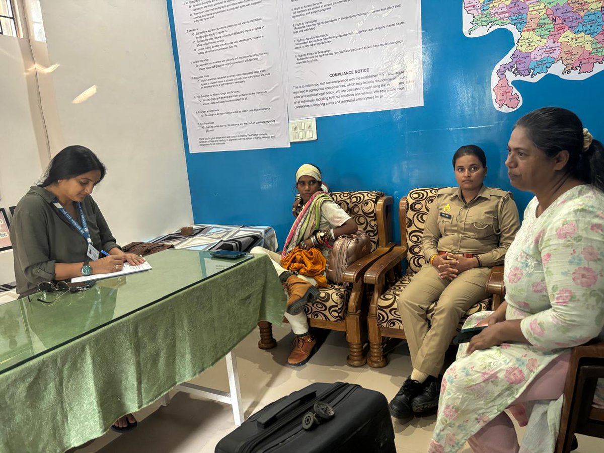 iamvershaverma's tweet image. एक कोशिश ऐसी भी...
* आंखों में चमक
* अच्छी घर की दिखने वाली महंगा वैनिटी बाग महंगा लगेज
* ब्रांडेड बूट्स
* दोनों हाथों में ढेर सारी ब्रेसलेट
* फैशन से लबरेज़
* बातों में राजनीति क्रिकेट और ज्ञान की बातें।
* बातों में तंत्र मंत्र की धमकियां
* Young beautiful smart…