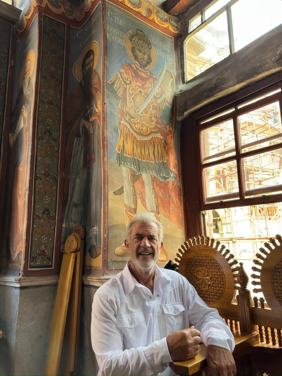 HuddleBre's tweet photo. - Ма, јел' ово онај што је Мурата...?

- Јесте, Милош Обилић.

- Морам да се сликам с њим!

(Мел Гибсон, управо на Хиландару)