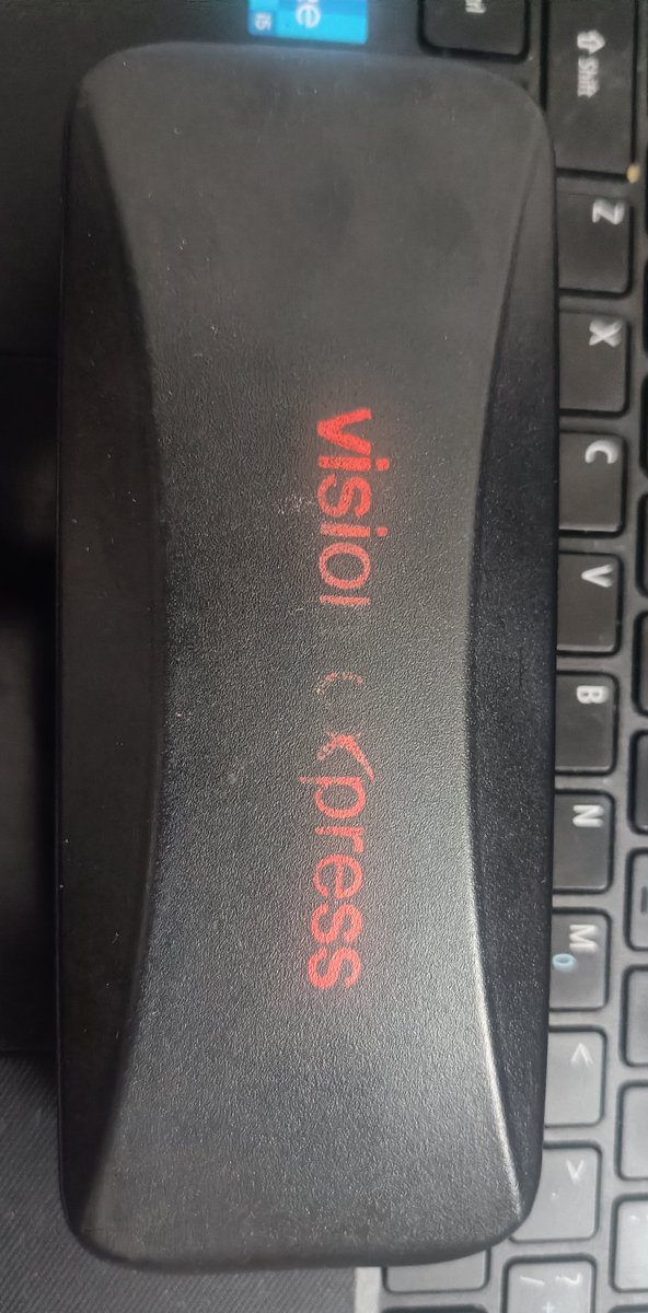 skgcbi's tweet photo. @Visionexpressin i purchased 2 eyeglasses today and this is the quality of casing provided to me by Vision Express, RDC RajNagar, Ghaziabad. https://t.co/hkpam5LOjP