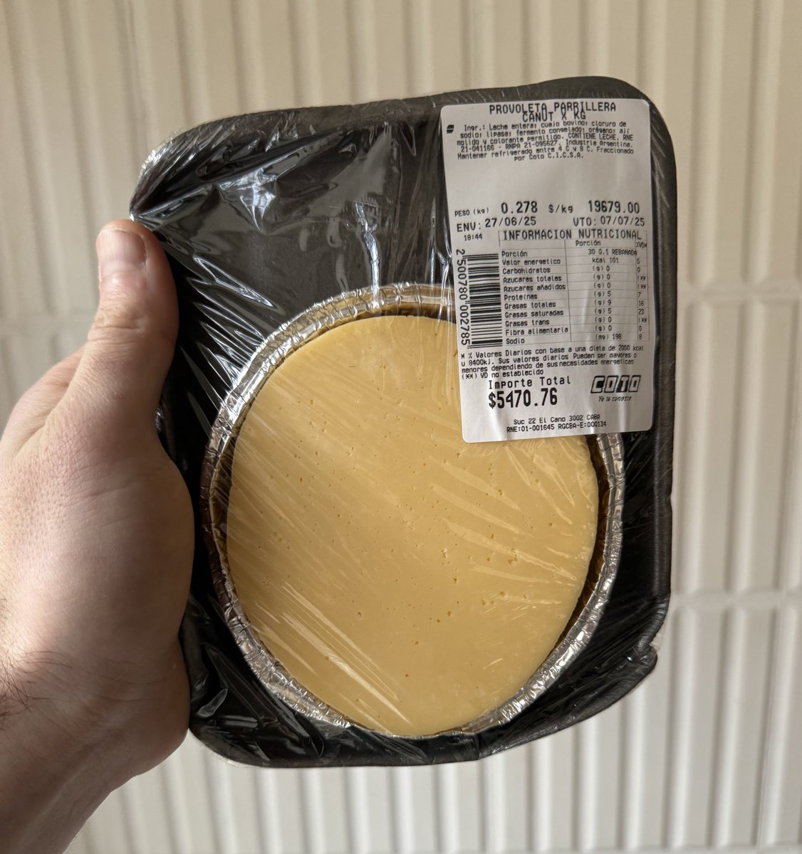 La mayor mentira del asado: la provoleta hecha en el coso de aluminio este. Te queda un queso derretido sin ningún tipo de gracia, una porquería total. Un desperdicio de calorías carísimo que ocupa valioso lugar en el estómago que podía ser ocupado por un choripán.