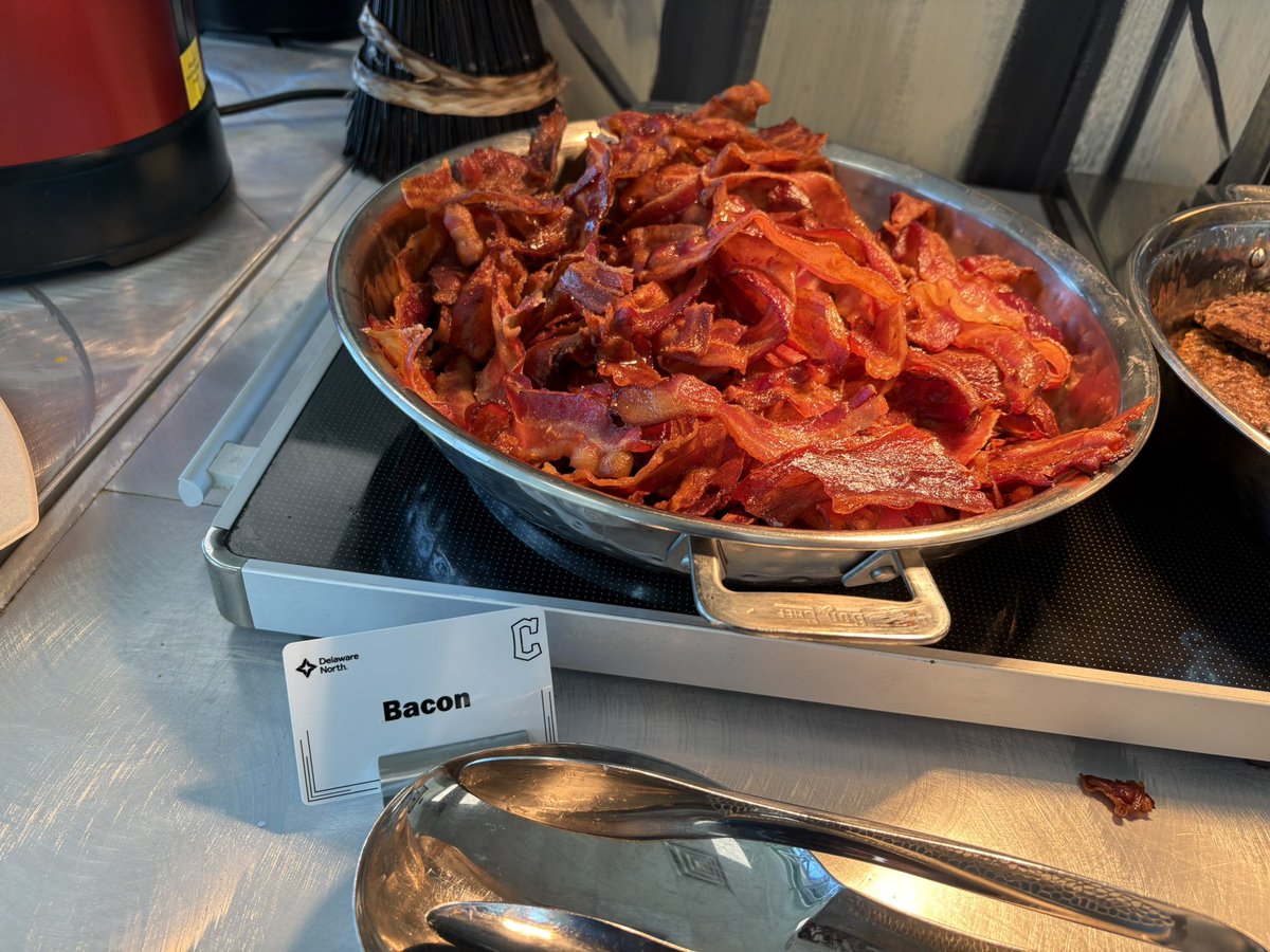 RegionalTVCat's tweet photo. Feeling the need to put a sign out to identify bacon as bacon is IMO an insult to bacon. https://t.co/Fy6JVOfxEI