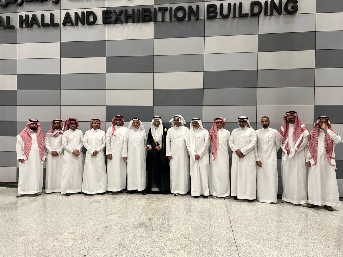 alyamaniam's tweet photo. حمدلله الذي بنعمته تتم الصالحات

تم تخرجي من كلية الطب بجامعة الملك سعود
بترتيب الثالث على الدفعة ومرتبة الشرف الأولى

وذلك بفضل الله ثم بدعم والديّ المستمر ❤️🎓 https://t.co/1v4Etc1JgF
