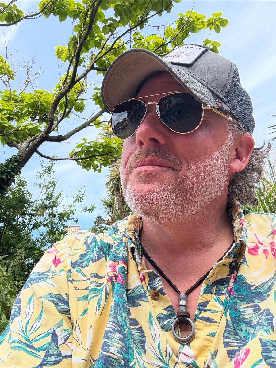 I’m not dressed like a tourist. This is how I dress YEAR ROUND true story!