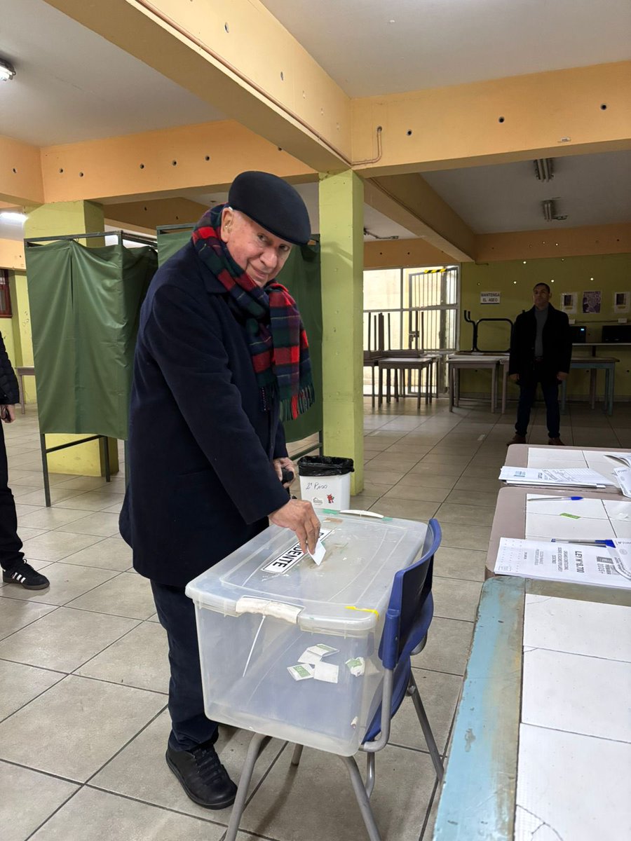 lagosweber's tweet photo. Con mucho entusiasmo participando de las primarias… El Expresidente Ricardo Lagos Escobar concurrió a votar en el local Liceo 1 de Niñas… https://t.co/AHgakhQqR9