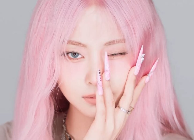 TzuSupportTeam's tweet photo. Pink-haired Tzuyu has entered the chat!! 🩷 She’s serving visuals and power like never before — get ready ONCEs, this comeback is gonna be legendary!

TWICE THIS IS FOR CONCEPT PHOTO 1
#ThisIsFor_ConceptPhoto1 
#TWICE_4thFullAlbum 
#TWICE #ThisIsFor @JYPETWICE https://t.co/0CmVXNbbPY