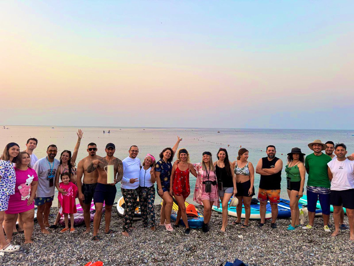 METUBO's tweet photo. Sabahın ilk ışıkları ile bugün #supboarding yapmak için Konyaaltı sahilindeydik. Pijama konsepti vardı. Çok keyifliydi. Denemeyi düşünen varsa düşünmeyi bırakıp harekete geçsin derim. Güneşin doğuşunu sup üzerinde izlemek, dalgalara karşı kürek çekmek. Ruhu dinlendiriyor.. https://t.co/YD01zrO5Ve