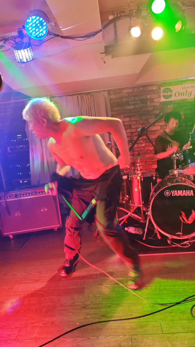 tokage_aonisi's tweet image. ワタクソのみねさんの追悼イベント
直接の面識は2回かな、、
俺の兄貴たちの親友なんだ
ドラム叩いてた姿を思い出します
福岡から来て1曲だけ歌った娘さん、しっかり育ててこられたんだなと

そしてこの13年の間に出会った仲間たち
久しぶりに会わせてくれたんだね
みんな生きてまた会おうぜ！