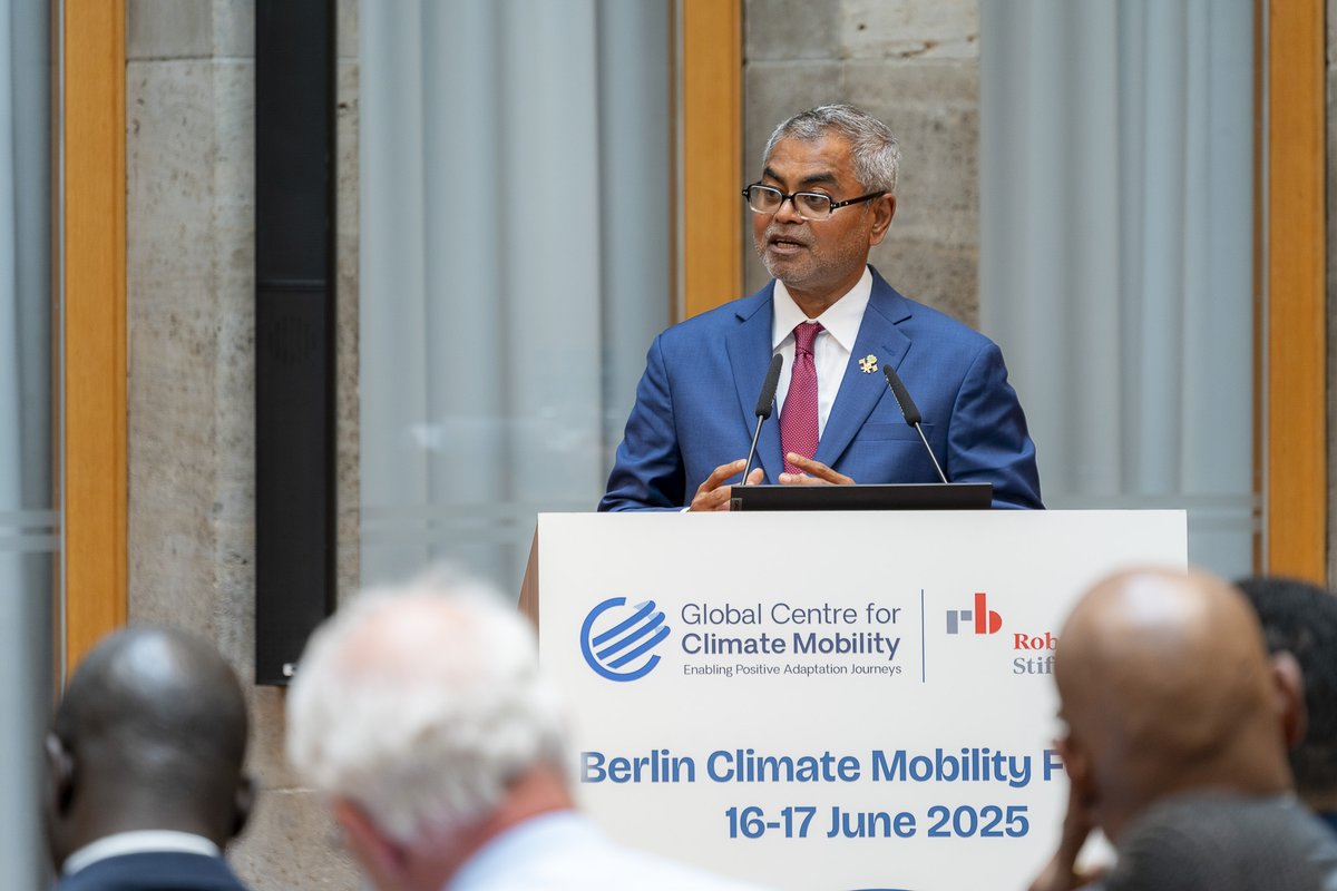 🇲🇻 We appreciate H.E. Thoriq Ibrahim, Minister of Tourism &amp; Environment of the Maldives, for joining the Berlin Climate Mobility Forum &amp; sharing national perspectives on #climatemobility.

PC: Anita Back | Global Centre for Climate Mobility | Robert Bosch Stiftung
#BCMF2025