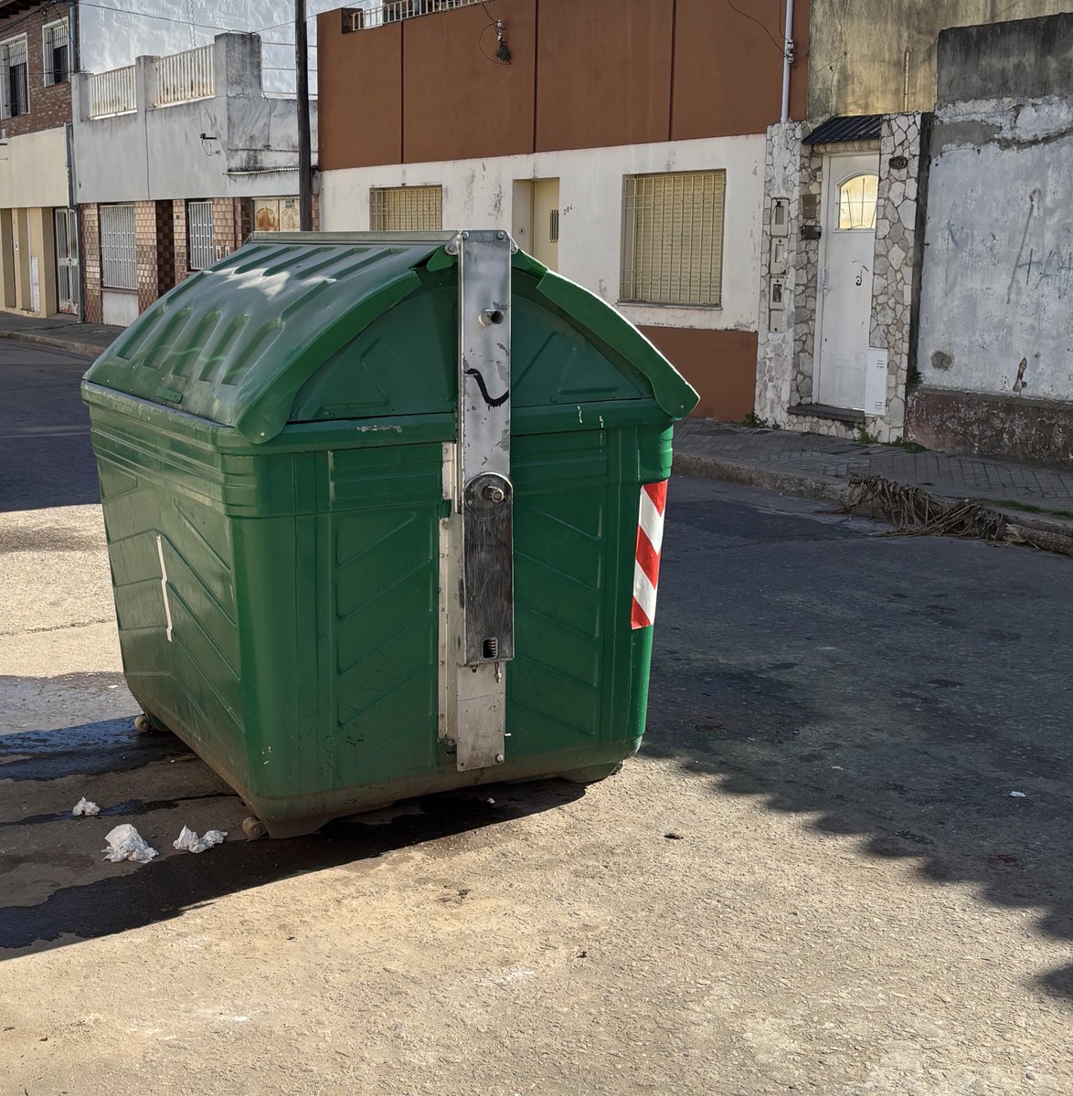 gimenezchueco's tweet photo. @lmarelli0 pedí la reparación del cesto en febrero , me dicen que ya está resuelto pero el sigue igual y cierran el caso.quien lo verifica y responde ?
Se podrá reparar esto? No tiene pedal https://t.co/4VgVPKaywA