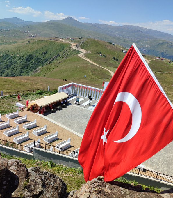29 Haziran 1916’da, Trabzon Köprübaşı Harmantepe yaylalarında bir avuç yiğit,
vatan, bayrak ve namus uğruna gözünü kırpmadan şehadete yürüdü. Tıpkı Çanakkale’de olduğu gibi.

O destansı yiğitleri;
rahmet, minnet ve sonsuz saygıyla anıyorum.
Ruhları şad, mekânları cennet olsun. 🇹🇷