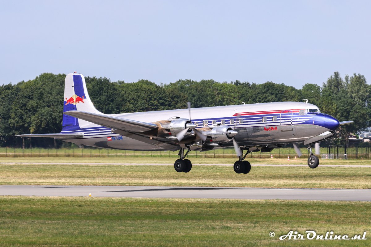 bjfloor's tweet photo. Defqon.1 ontvangt kroonjuweel Flying Bulls: de OE-LDM Douglas DC-6B
Story
https://t.co/3jifNC5AfE
#EHLE #LelystadAirport #RedBull #TheFlyingBulls #Defqon1 #DouglasDC6 #OELDM #DC6 #DC6B https://t.co/4h8hPPbndq