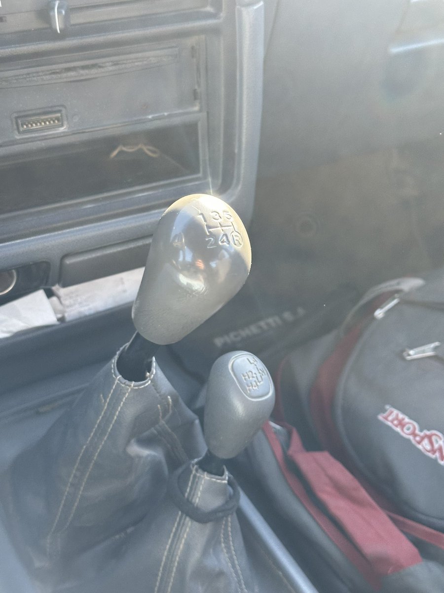 romerojoaquin_'s tweet photo. No entiendo como las “chatas” dejaron de venir con las dos palancas. Esas perrillas electrónicas para poner la 4x4 pierde toda la esencia. https://t.co/N6QpUTkvIg