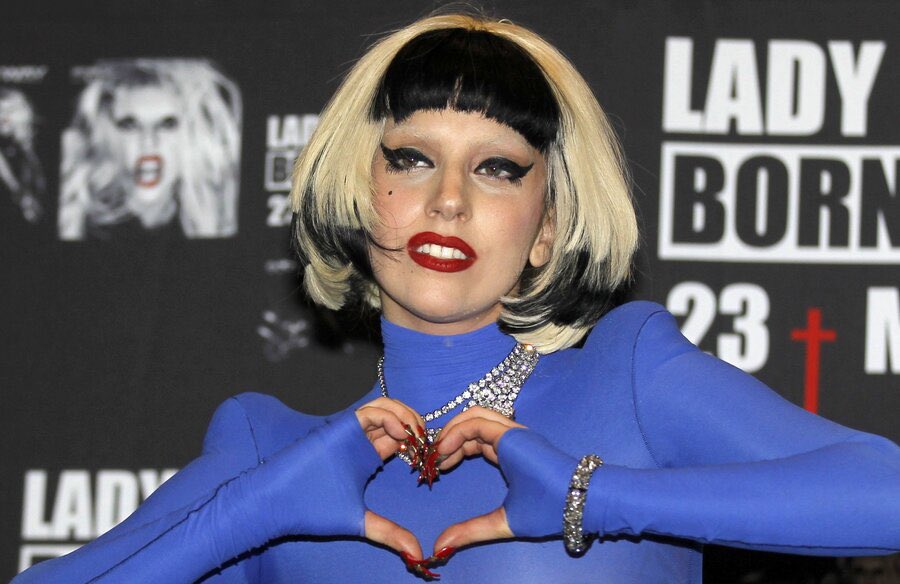 BumpDrunk's tweet photo. a thread of one of the most iconic eras in pop’s culture history: 

lady gaga’s born this way era 🦄 https://t.co/XWCvH81be6