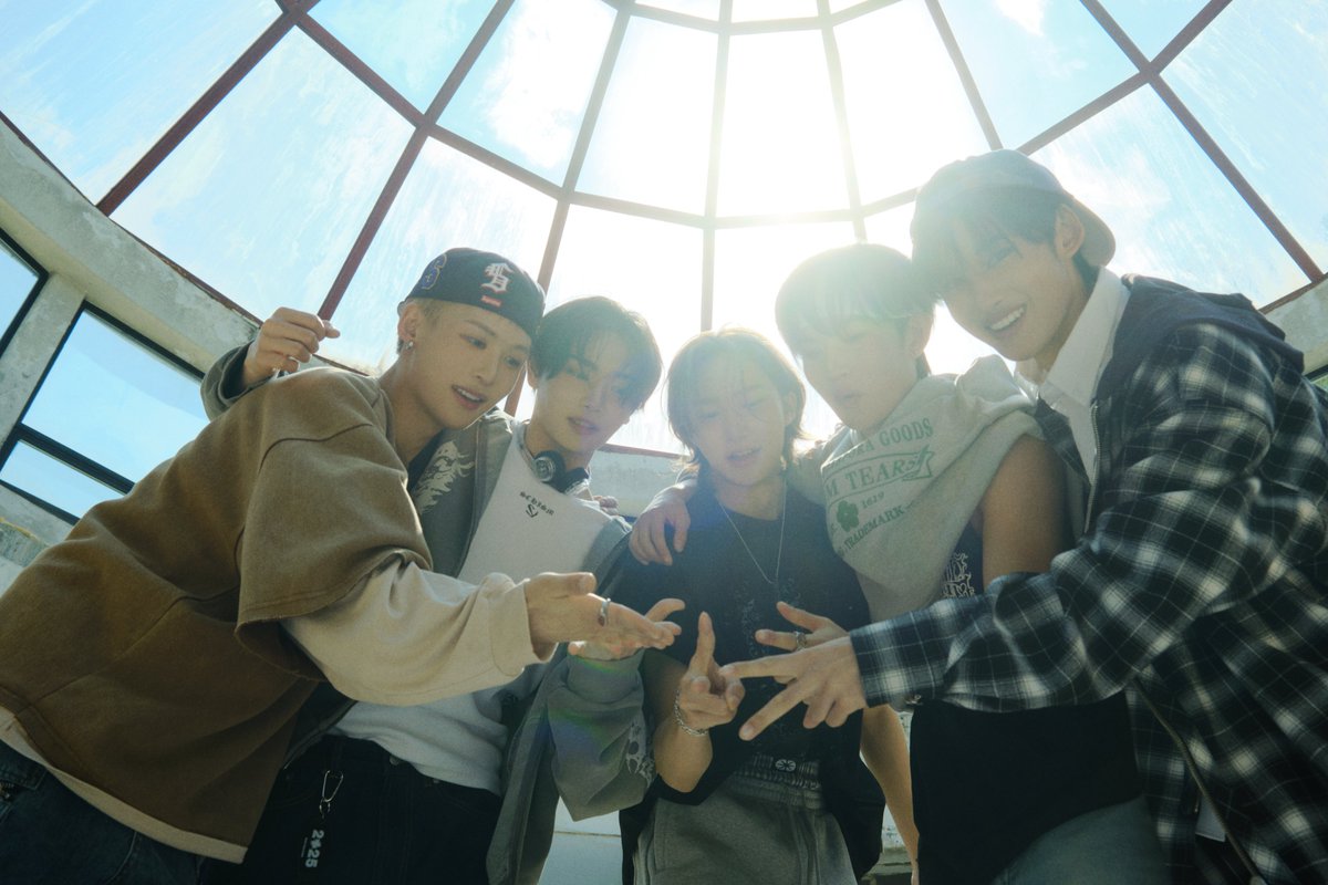 1VERSE_official's tweet photo. 1VERSE 유니버스 Concept Photo 1

✶ MULTIVERSE ✶ Pre-Release
➯ 2025.07.04 12PM KST

#1VERSE #유니버스 
#Multiverse #1VERSE_Multiverse #The1stVerse #1VERSE_The1stVerse https://t.co/uZ5A7cxRto