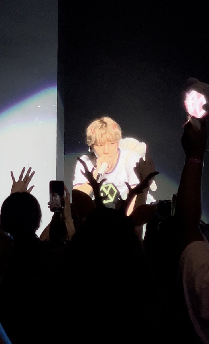 he apologized for making us wait 30 mins for soundcheck but man I waited years to see you, i can wait 30 more minutes for you ANYTIME 😭