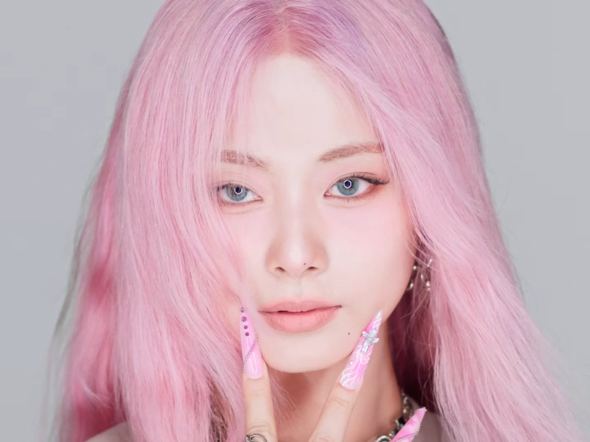 godmitzu's tweet photo. PINK HAIR TZUYU IS BACK OH MY GOD?? https://t.co/mj1WUZZIo7