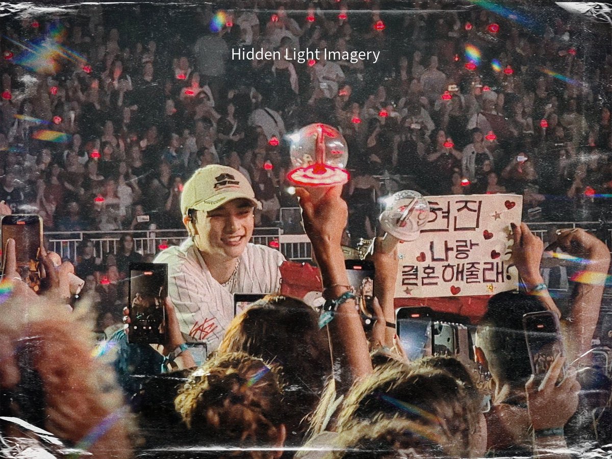 HLimagery's tweet photo. There was a moment where Hyunjin sat down on the stage and just took everything in. He tried to see as many faces as possible, his grin was ear to ear, there was so much love and admiration in his face. 
😭😭😭😭 OUR LOVESTAY MAN

#hiddenlightimagery 
#straykids
#스트레이키즈
#hyunjin #현진
Atlanta, Truist Park