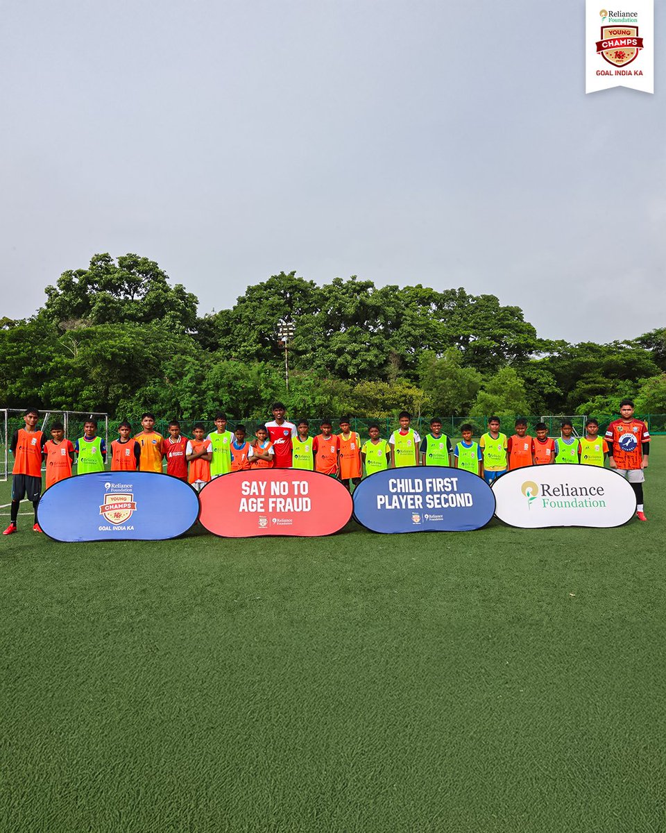 RFYoungChamps's tweet image. Football in the rain&amp;gt;&amp;gt;&amp;gt;&amp;gt; 

Goa set the vibe for the perfect evening as the #DecadeOfExcellence tour rolled on with soaked boots, big smiles and unforgettable moments. 💙

#RFYC #WeCare #YouthFootball #IndianFootball #ADecadeOfRFYC