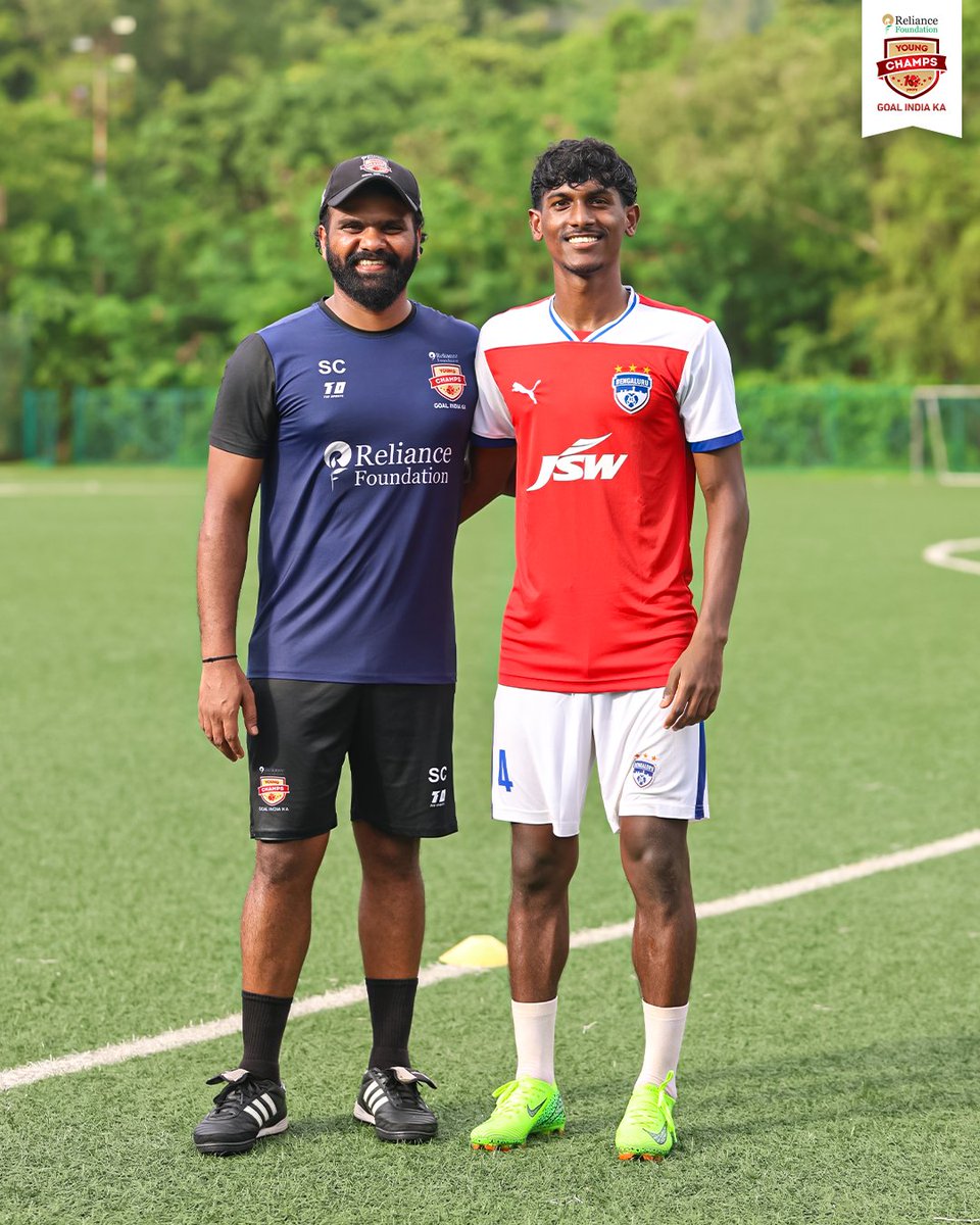 RFYoungChamps's tweet image. Football in the rain&amp;gt;&amp;gt;&amp;gt;&amp;gt; 

Goa set the vibe for the perfect evening as the #DecadeOfExcellence tour rolled on with soaked boots, big smiles and unforgettable moments. 💙

#RFYC #WeCare #YouthFootball #IndianFootball #ADecadeOfRFYC