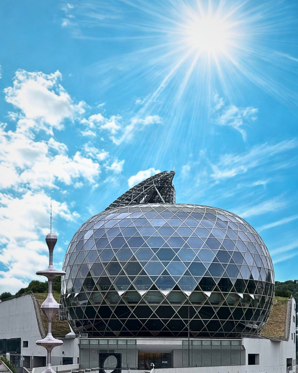 🎯 QUIZ – Can you recognize this incredible place?
Take a close look at this architecture... Can you guess where it is? 👀
📍 Hint: It floats on the Seine and thrills audiences of all ages with concerts, musicals, and all kinds of live shows!
#visitparisregion