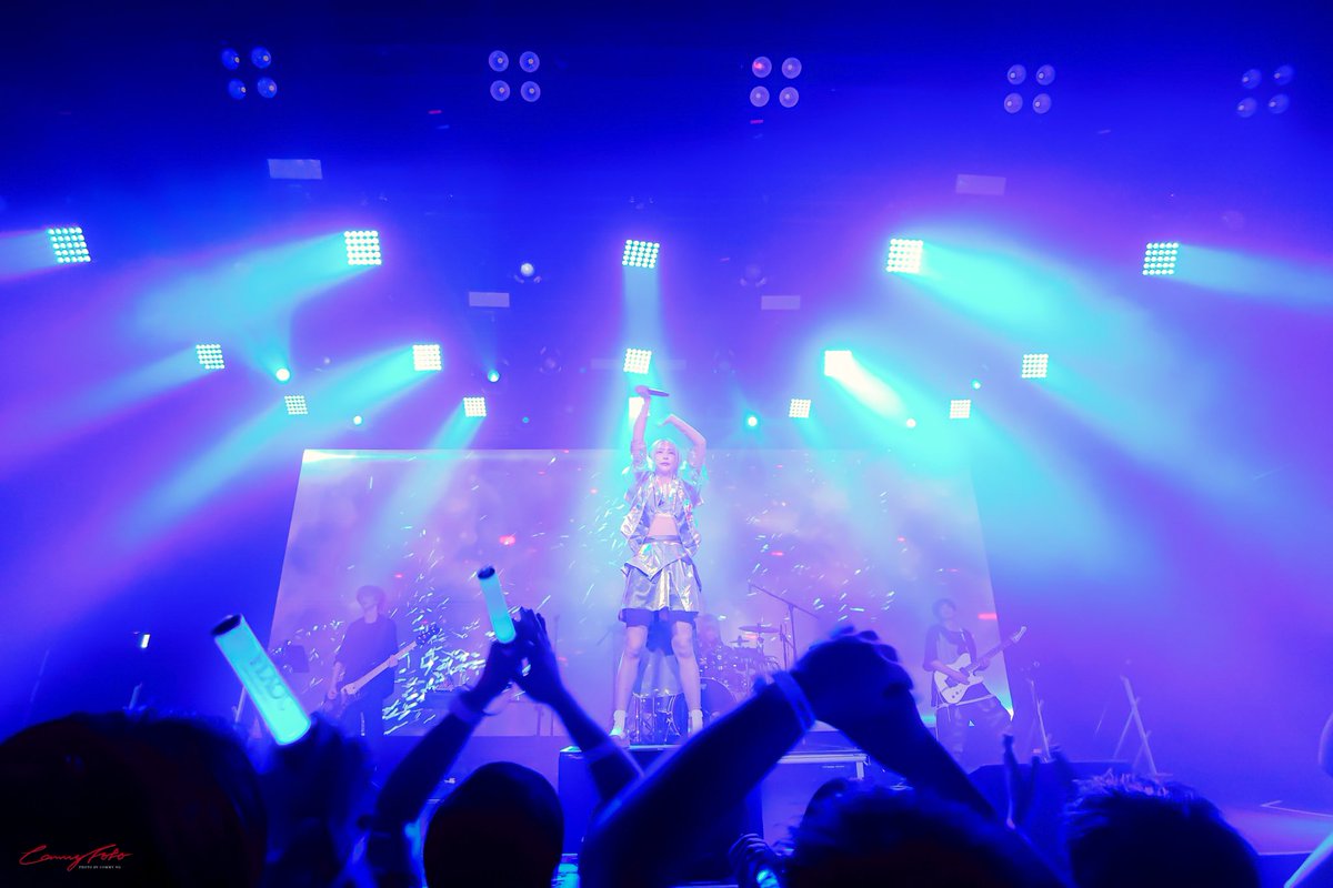 commy35's tweet photo. Eir Aoi「BLUE FLAiR」 LIVE in HK
幾度もの休養と復活…不死鳥のよう。これからは何より健康第一に、素晴らしい作品を続けてほしい。14年ファンとして、ライブを見られて本当に幸せです!最高の歌声をありがとう! @eir_ruru2 

#藍井エイル #EirAoi #ブルーフレア @eir_staff2 https://t.co/FxhE5YoLDL