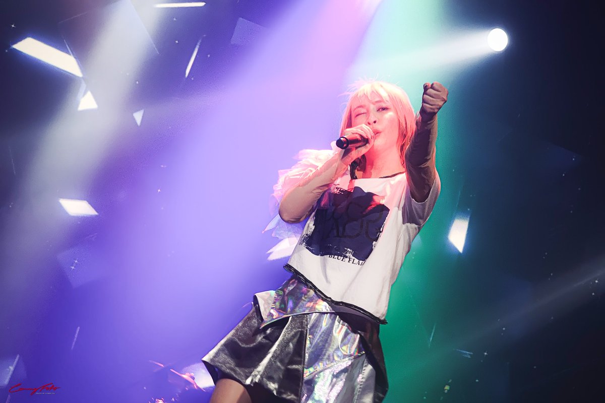 commy35's tweet photo. Eir Aoi「BLUE FLAiR」 LIVE in HK
幾度もの休養と復活…不死鳥のよう。これからは何より健康第一に、素晴らしい作品を続けてほしい。14年ファンとして、ライブを見られて本当に幸せです!最高の歌声をありがとう! @eir_ruru2 

#藍井エイル #EirAoi #ブルーフレア @eir_staff2 https://t.co/FxhE5YoLDL