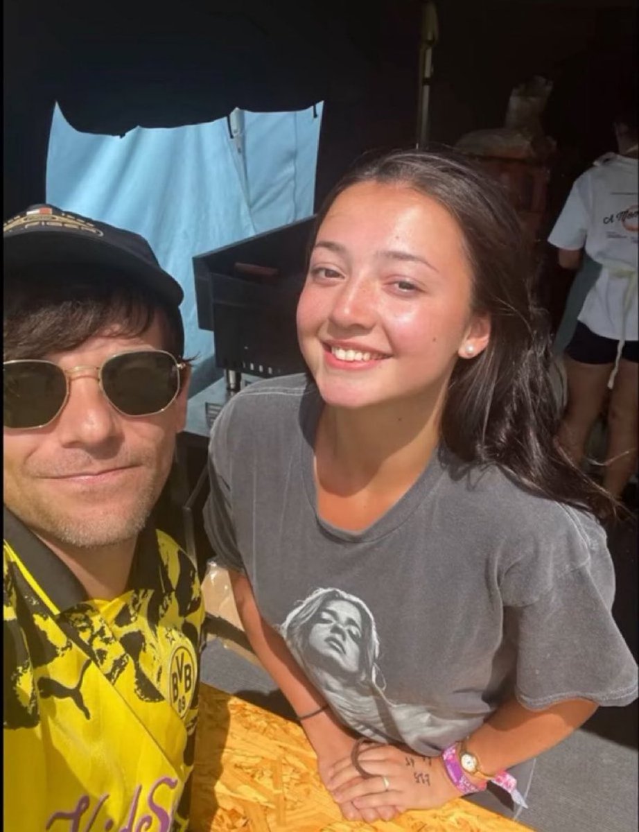 LouisStanBr's tweet photo. 📸 | Louis com barista que o atendeu recentemente em Glastonbury.

©️ festivalmalarkey https://t.co/ktyCfC7n4V