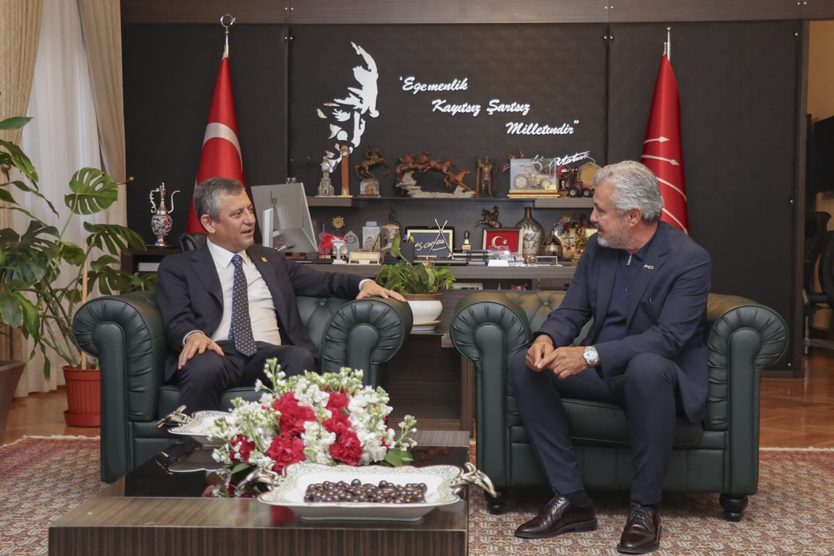 CHP, halkın partisidir. Hiç bir güç, demokrasinin ve halk iradesinin önünde değildir. Türkiye'nin içinde bulunduğu koşullarda Sn.Ekrem İmamoğlu ve Sn. Özgür Özel'e destek vermek hepimizin  görevidir. Atatürk'ün partisine asla kayyum atanamaz. 
<a href="/eczozgurozel/">Özgür Özel</a>