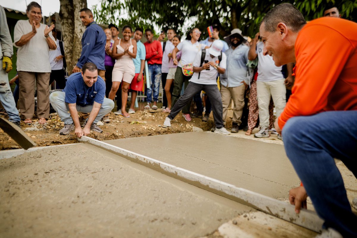 GobDeBolivar's tweet image. 🚧 ¡Adiós al barro, hola a la dignidad! 🙌

Villas de Aranjuez ya no camina sobre promesas, sino sobre concreto firme. La calle más larga del programa #COMPI en Bolívar (340 m) ya es una realidad gracias al trabajo conjunto entre la comunidad, @GobDeBolivar y @AlcaldiaCTG.
💥