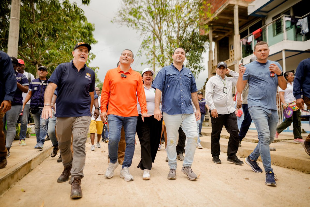 GobDeBolivar's tweet image. 🚧 ¡Adiós al barro, hola a la dignidad! 🙌

Villas de Aranjuez ya no camina sobre promesas, sino sobre concreto firme. La calle más larga del programa #COMPI en Bolívar (340 m) ya es una realidad gracias al trabajo conjunto entre la comunidad, @GobDeBolivar y @AlcaldiaCTG.
💥