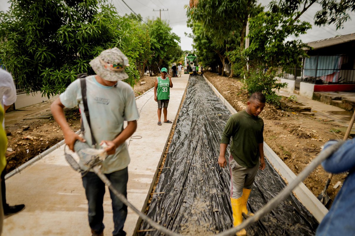GobDeBolivar's tweet image. 🚧 ¡Adiós al barro, hola a la dignidad! 🙌

Villas de Aranjuez ya no camina sobre promesas, sino sobre concreto firme. La calle más larga del programa #COMPI en Bolívar (340 m) ya es una realidad gracias al trabajo conjunto entre la comunidad, @GobDeBolivar y @AlcaldiaCTG.
💥