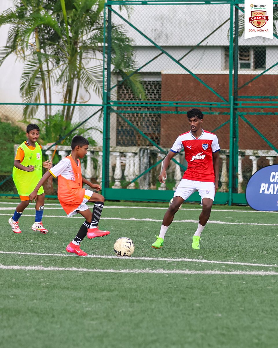 RFYoungChamps's tweet photo. Football in the rain>>>>
Goa set the vibe for the perfect evening as the #DecadeOfExcellence tour rolled on with soaked boots, big smiles and unforgettable moments. ๐
(3/3)
#RFYC #WeCare #YouthFootball #IndianFootballย #ADecadeOfRFYC https://t.co/TfVJ2ryR1o