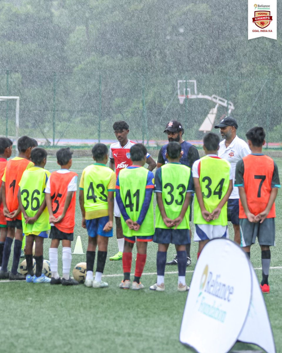 RFYoungChamps's tweet photo. Football in the rain>>>>
Goa set the vibe for the perfect evening as the #DecadeOfExcellence tour rolled on with soaked boots, big smiles and unforgettable moments. ๐
(3/3)
#RFYC #WeCare #YouthFootball #IndianFootballย #ADecadeOfRFYC https://t.co/TfVJ2ryR1o