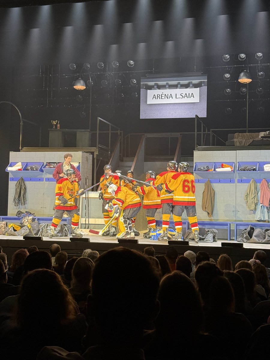 cathgentilcore's tweet image. Hier soir je suis allée au Théâtre du Vieux-Terrebonne pour voir Les Boys, le spectacle, à l’affiche tout l’été dans notre belle ville. Quelle formidable soirée! L’adaptation est réussie, on retrouve les personnages qu’on aime tant et les répliques cultes du film. Aussi, la place…