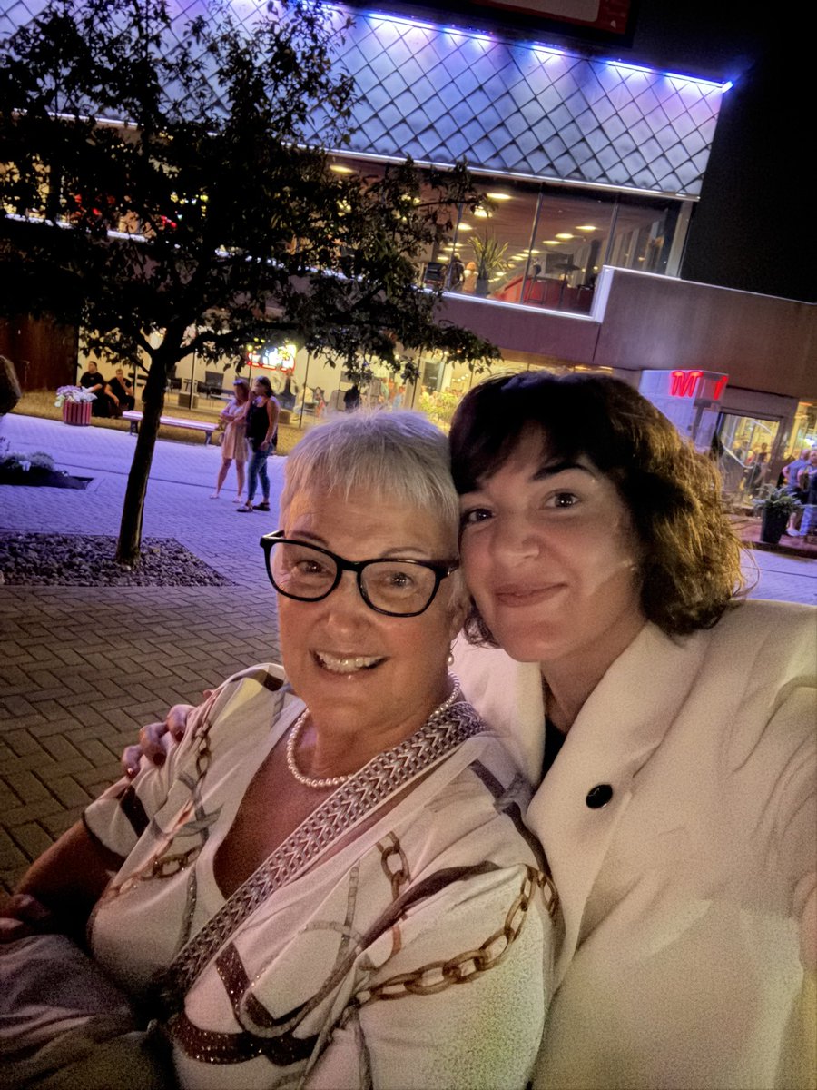 cathgentilcore's tweet image. Hier soir je suis allée au Théâtre du Vieux-Terrebonne pour voir Les Boys, le spectacle, à l’affiche tout l’été dans notre belle ville. Quelle formidable soirée! L’adaptation est réussie, on retrouve les personnages qu’on aime tant et les répliques cultes du film. Aussi, la place…