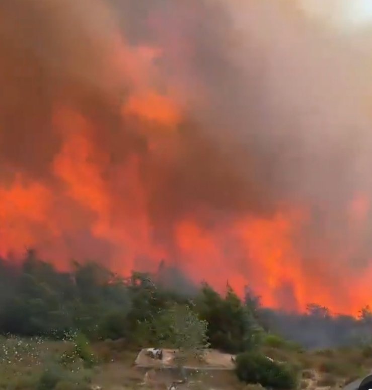 Dün yemyeşil bıraktığım #Seferihisar ve #menderes bugün alev alev. Hep fırtınaya mı rastlar bu yangınlar... #izmiryangını #yangın #izmir #acı