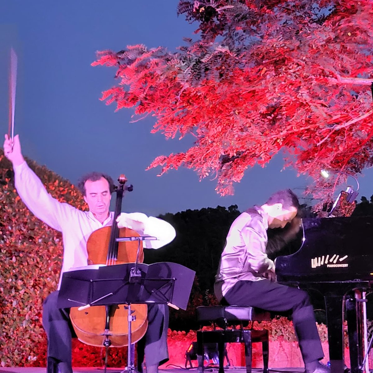 Molt content del l'experiència de tocar ahir al Cicle de concerts a l'aire lliure de Valldoreix amb Ramon Bassal.