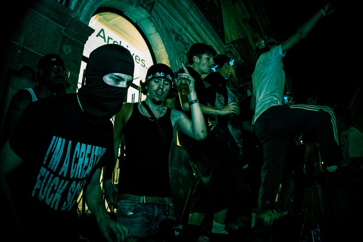 Fête de la musique 2025.
Merci Rennes, merci @/dnf.project_ (ig)

Merci @/flambyyyy (ig) pour les photos et <a href="/melodiedubitume/">LMB 🫒</a> 

On se revoit bientôt, force à nous, le run continu