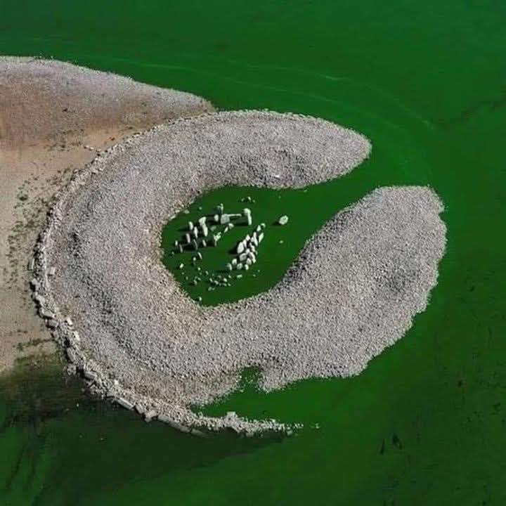 redhistoria's tweet photo. Un monumento megalítico que se encuentra en mi tierra, Extremadura (España), más antiguo que las pirámides, emerge ocasionalmente de su escondite acuático durante las sequías. El "Stonehenge español" tiene unos 7.000 años de antigüedad, unos 2.000 años más que el propio Stonehenge.

El monumento, conocido como el Dolmen de Guadalperal, se encuentra en el este de Extremadura, España. Fue descubierto por el arqueólogo alemán Hugo Obermaier en 1926. En 1963, la construcción del embalse de Valdecañas inundó el monumento.

La inundación causó daños irreparables al monumento al erosionar las piedras y sus grabados. Afortunadamente, Obermaier y su equipo realizaron reproducciones de los grabados, que se publicaron en 1960.