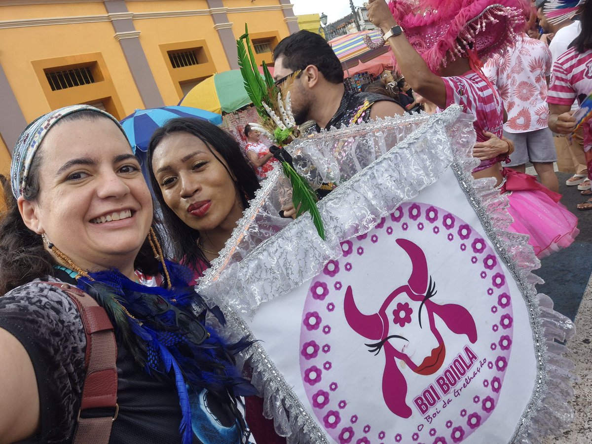 Esqueci de por no twitter, ontem tive a honra de ver o pessoal do boi boiola e rasgadinho no mercadão, cheguei um dia depois das apresentações deles, mas ao menos consegui ver um tico na praça! Pena que esqueci de perguntar se conseguiria comprar uma camisa deles 💗