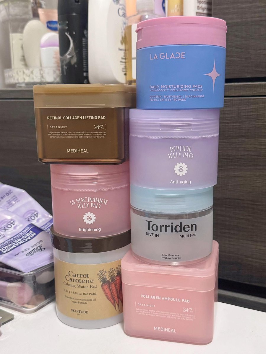 reviewchoey's tweet image. มัดรวม toner pad บำรุงผิวที่ติด fav ครึ่งปีแรก 2025 แปะก่อนแต่งหน้าไม่รบกวนเมคอัพ มีทั้งสูตรลดสิว ผิวใส เติมความชุ่มชื้น บอกเลยว่าลูกรักทุกตัว ซื้อซ้ำมาแล้วทุกตัว ใช้วนๆอยู่ใน 7-8 ตัวนี้ รักมากขาดไม่ได้เลย 
(รีวิวทุกตัวแบบละเอียดในเธรดนะคะ)