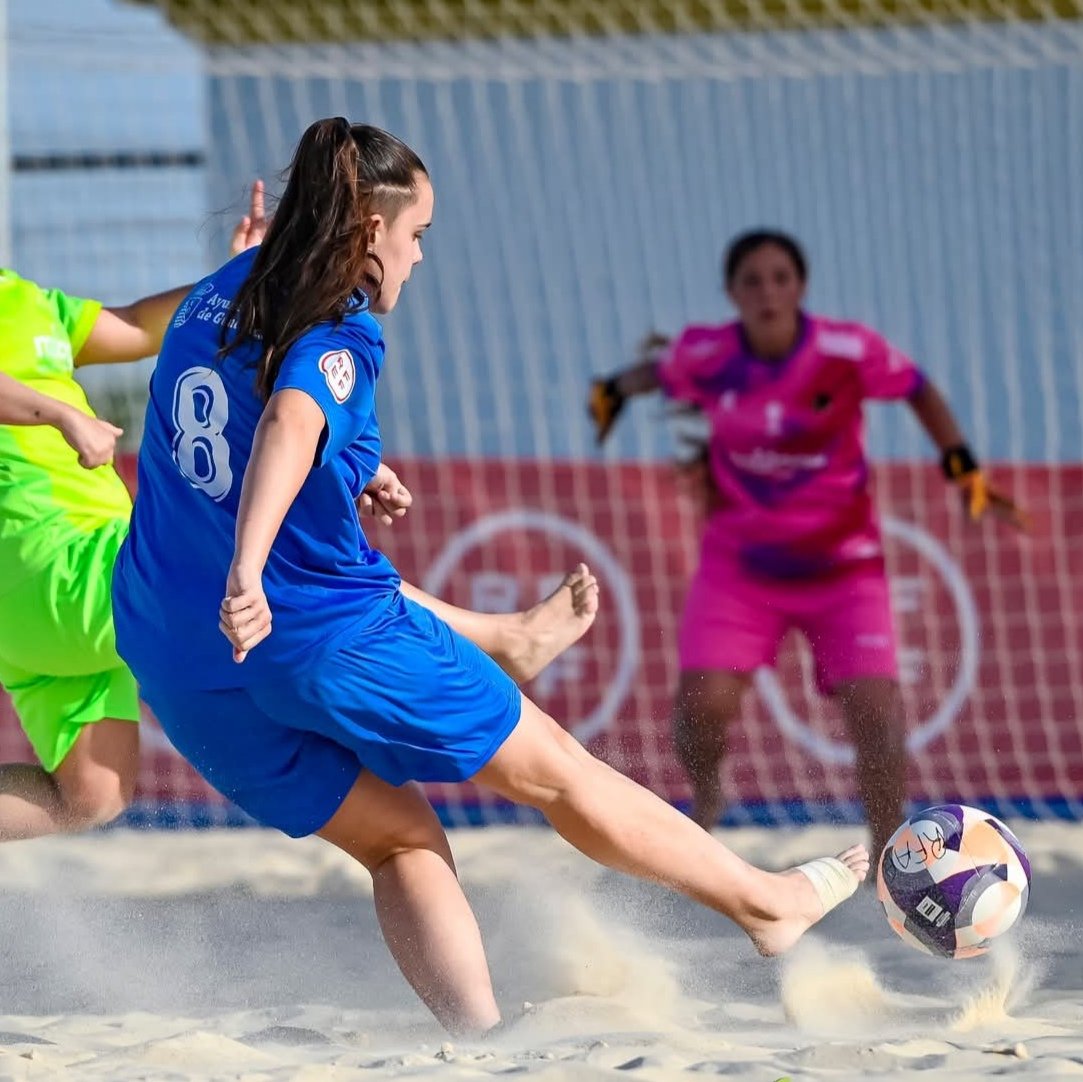 📌 SENIOR FEMENINO

⚽⛱️ FÚTBOL PLAYA

En esta primera participación en segunda nacional destacamos a nuestra jugadora Marta Sánchez, una de nuestras capitanas que ha sido capaz de conseguir 12 dianas 🎯, liderando a las nuestras en fase ofensiva.

Gracias por tu esfuerzo 👊💙
