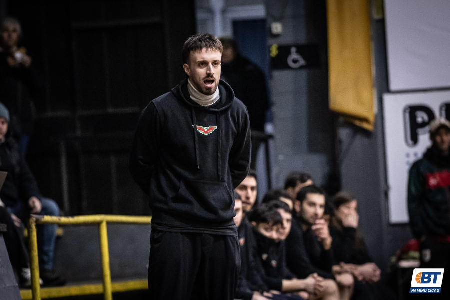 BasquetTotal's tweet photo. #LDAxBT | “VERDIRROJO ES MI VIDA”

Luego del triunfo del conjunto de calle Prusia frente a Tabaré, fuimos en busca de las palabras del técnico, Mauro Nava.

📝 @camilosanss 

👉🏻 https://t.co/VoaupjYaQU https://t.co/hcs41nBSEh