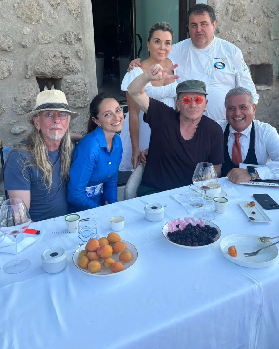 dani mattei (@danidpvox) on Twitter photo The story and photos of #Bono's lunch by chef #GennaroEsposito of #LaTorreDelSaracino
facebook.com/share/p/15nhyS…
#U2 #U2NewsIT <a href="/GennaroChef/">Gennaro Esposito</a> <a href="/LaTorreSaracino/">La Torre del Saracino</a> The story and photos of #Bono's lunch by chef #GennaroEsposito of #LaTorreDelSaracino
facebook.com/share/p/15nhyS…
#U2 #U2NewsIT <a href="/GennaroChef/">Gennaro Esposito</a> <a href="/LaTorreSaracino/">La Torre del Saracino</a>