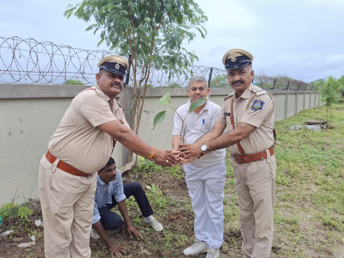 રાજયકક્ષા બેઝિક તાલીમ કેમ્પમાં ગુજરાત હોમગાર્ડઝના કમાન્ડન્ટ જનરલ શ્રી મનોજ અગ્રવાલ સાહેબના વરદહસ્તે વૃક્ષારોપણ  કરવામાં આવ્યું તેમજ કેમ્પમાં પધારેલા તાલીમાર્થીઓને માર્ગદશન આપેલ.