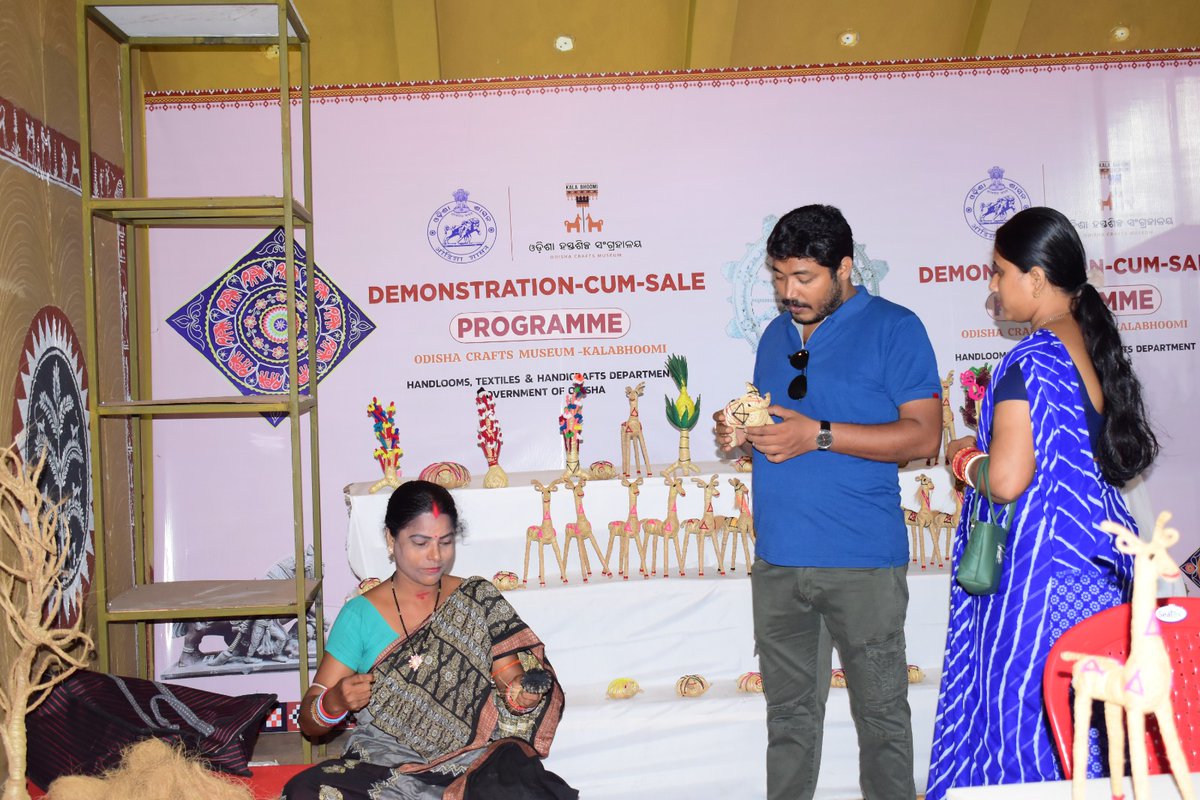 kalabhoomibbsr's tweet photo. Glimpses of Odisha’s craftsmanship at Kalabhoomi, where artisans showcased the making of traditional crafts. Visitors engaged with them and took home handcrafted souvenirs.
#Kalabhoomi #OdishaCraftsMuseum #SupportArtisans #CraftsOfOdisha https://t.co/1PFUCh9JQL