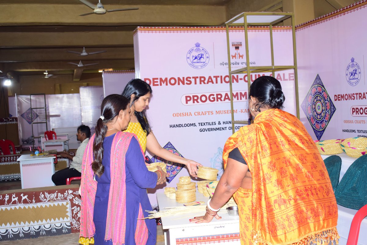 kalabhoomibbsr's tweet photo. Glimpses of Odisha’s craftsmanship at Kalabhoomi, where artisans showcased the making of traditional crafts. Visitors engaged with them and took home handcrafted souvenirs.
#Kalabhoomi #OdishaCraftsMuseum #SupportArtisans #CraftsOfOdisha https://t.co/1PFUCh9JQL