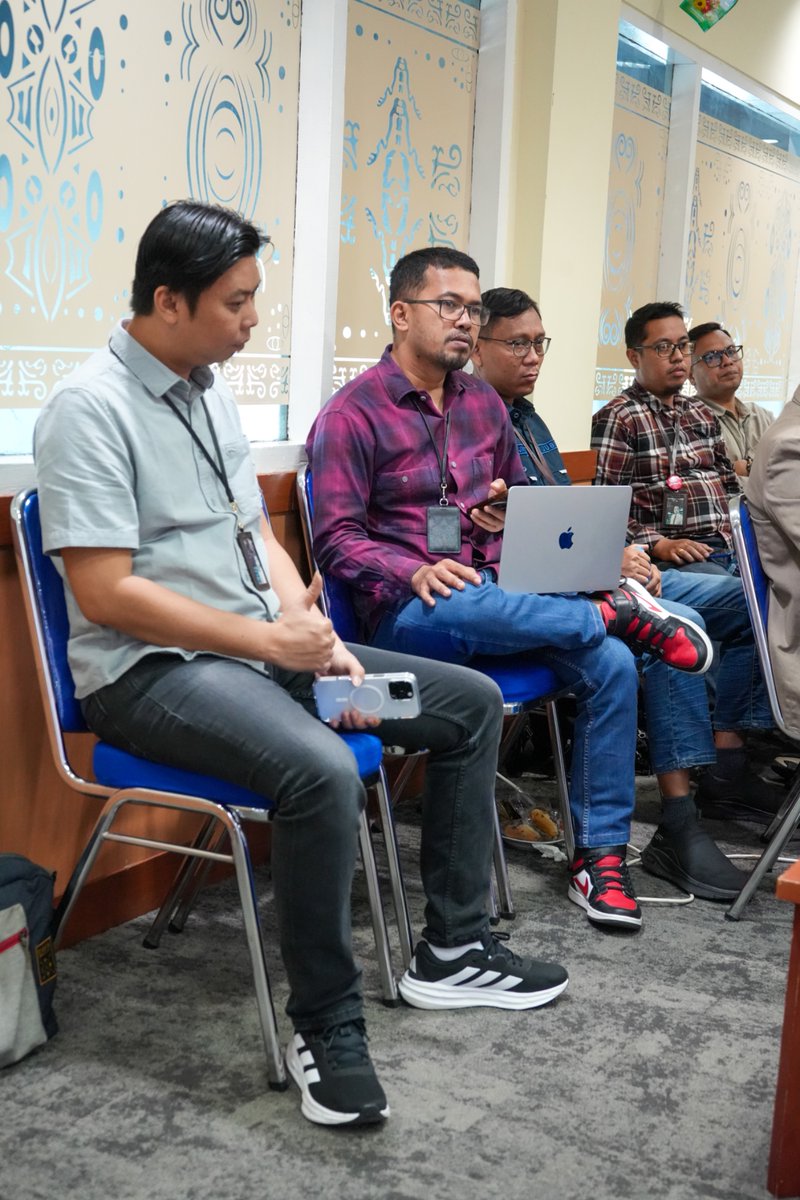Pura-pura memperhatikan materi dengan perut keroncongan #lapar
