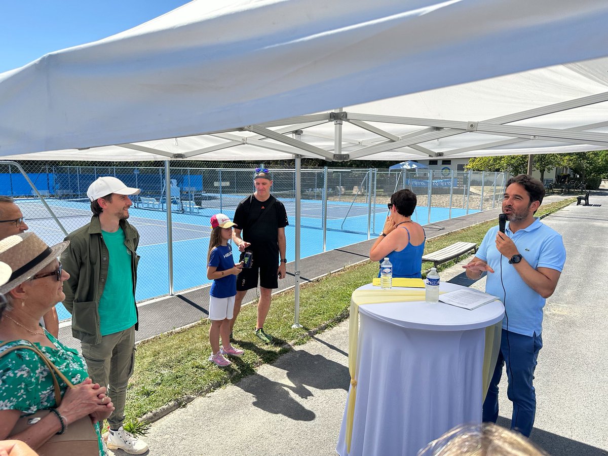 VilledeReims's tweet image. Inauguration des #courts de tennis extérieurs rénovés du #Tennis Club Géo André ! Un nouveau revêtement ou encore de nouveaux éclairages : un équipement sportif de #qualité pour les adhérents du club et les scolaires de la ville.